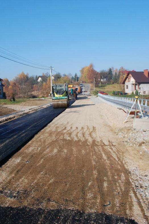 Warstwę wyrównawczą i wiążącą (7 + 6 cm) wykonano z betonu asfaltowego AC 22P 35/50 o