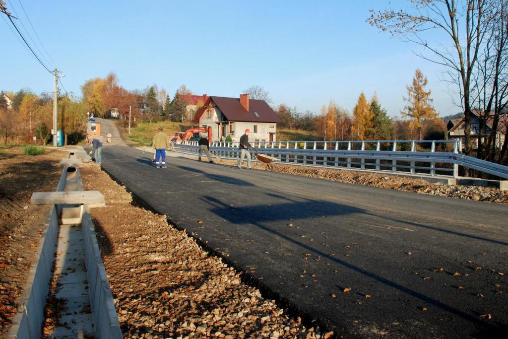Końcowym etapem robót było wykonanie poboczy drogi