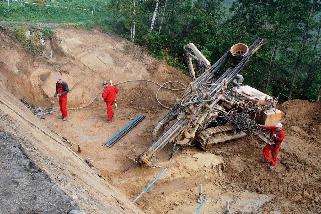 Od strony południowo wschodniej wiercenie i iniekcja przebiegały bez przeszkód. Od poziomu ok. 5-6 m od poziomu posadowienia ławy fundamentowej mikropale instalowano w litej skale.