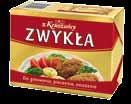 Ciasto rozwałkować, ułożyć na okrągłej tortownicy pamiętając o uformowaniu brzegów. Posypać łyżkami mąki.