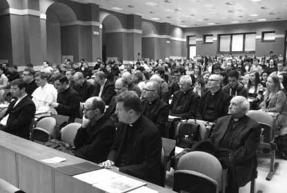 22 KURIÉR 1 2017 KURIÉR 1 2017 23 Vernisáž venovaná pamiatke fotografa Mariána Šangalu Teologická fakulta v Košiciach v mesiaci marec 2017 zrealizovala vernisáž výstavy venovanej pamiatke fotografa