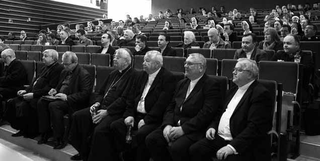 Kataríny Matuškovej, vedúcej knižnice, prezrel priestory a vybavenie Univerzitnej knižnice. Potom sa stretol s rektorom KU Mons. prof. Jozefom Jarabom a vedením univerzity.
