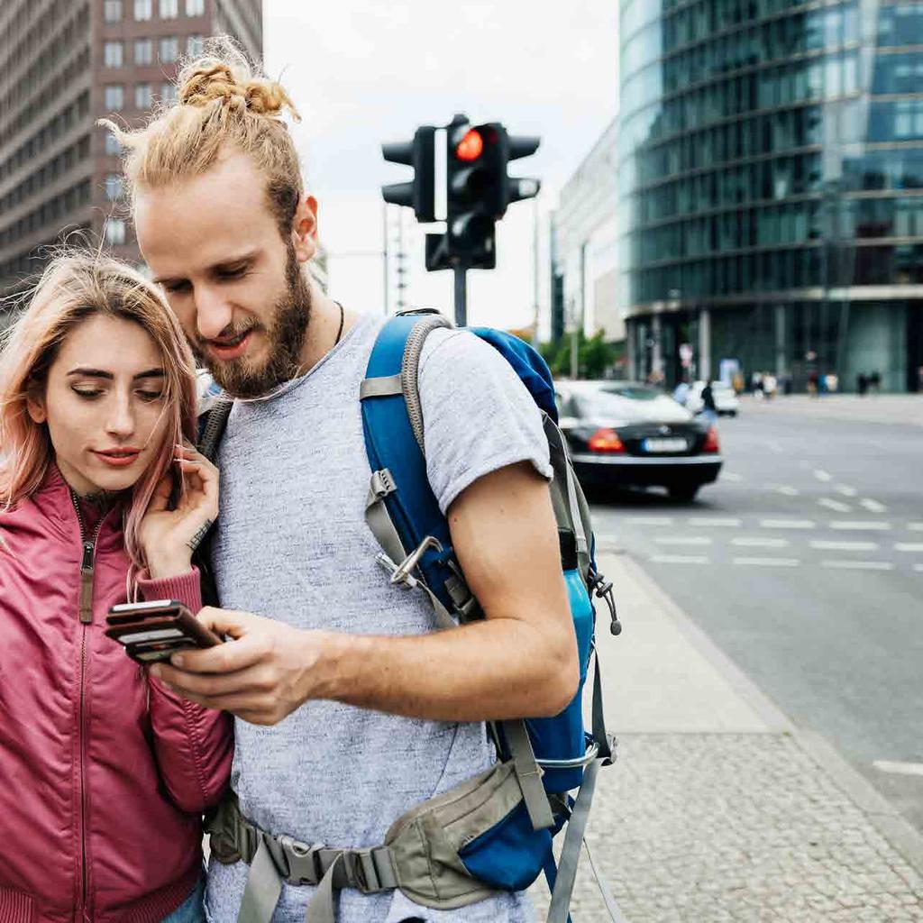 Korzystanie ze smartfonów podczas podróży Zdaniem większości Polaków smartfony pozytywnie wpłynęły na ich sposób podróżowania Przeprowadzona przez KAYAK.