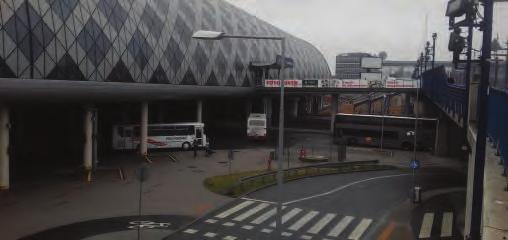 3) a jedyne przejście pomiędzy peronami kolejowymi a stanowiskami autobusowymi prowadzi przez galerię co już na starcie powoduje znaczne utrudnienia.