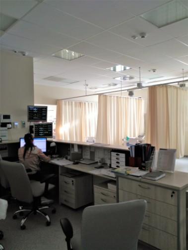 Na parterze znajduje się: 8-łóżkowy Oddział intensywnego nadzoru kardiologicznego wyposażony w system stałego monitorowania czynności życiowych ze stanowiskiem personelu dozorującego oraz ciągi