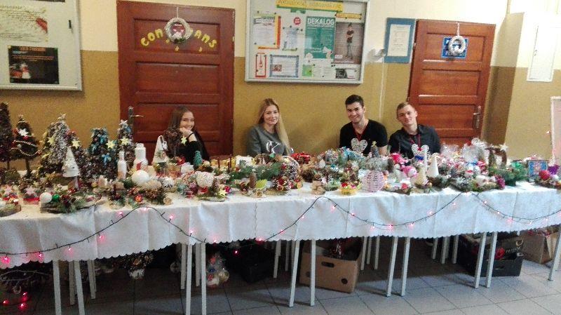 Kiermasz charytatywny Od kilku lat nasi wychowankowie wraz z wychowawcami w okresie świątecznym własnoręcznie przygotowują stroiki i inne ozdoby świąteczne, które