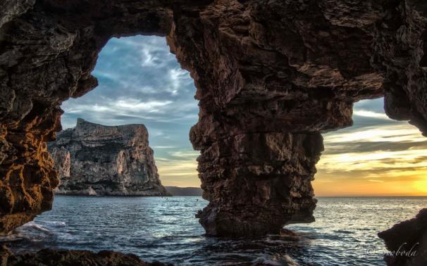Fantastyczną atrakcją jest też morska jaskinia Cova dels Arcs,