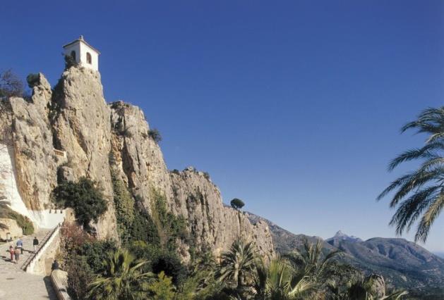 Przez wieki zamek ten był nie do zdobycia, gdyż muzułmańscy Maurowie, którzy panowali na południu Hiszpanii od VIII do XVI wieku, zbudowali go na szczycie niedostępnej góry a u jego