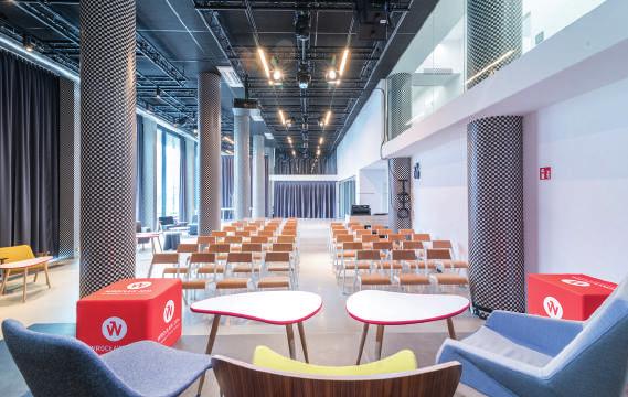 ZORGANIZUJ WYDARZENIE W STREFIE KULTURA KONFERENCJA scena z podestów maksymalny wymiar 14 m 2 stoły i krzesła na scenę (ew.