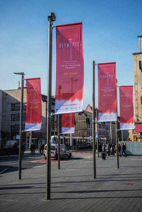 BRANDING Barbara oferuje również możliwości promocyjne Państwa wydarzeń na poniższych nośnikach: flagi na słupach zewnętrznych, format 75x250 lub 95x300 flagi nad stołami w kawiarni, format 250x150