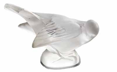 219 Misa Louis Comfort Tiffany, Nowy Jork, l. 1913 1920 szkło jasnozielone iryzujące favrile; sygn. grawerowana na spodzie 1306 P L.C. Tiffany Favrile; wys. 9,5 cm, śr.