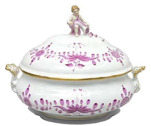146 Filiżanka Miśnia, l. 1817 1824 porcelana biała, malatury naszkliwne, dekoracja kwiatowa; wys. filiżanki 9 cm cena wywoławcza: 400 zł 147 Filiżanka Miśnia, l.