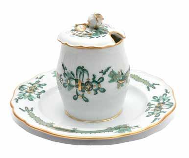 149 Filiżanka do mokki Kaiser, 2 poł. XX w. porcelana, malatury naszkliwne, złocenia; wys. filiżanki 5,5 cm cena wywoławcza: 80 zł 150 Musztardniczka Miśnia, XX w.