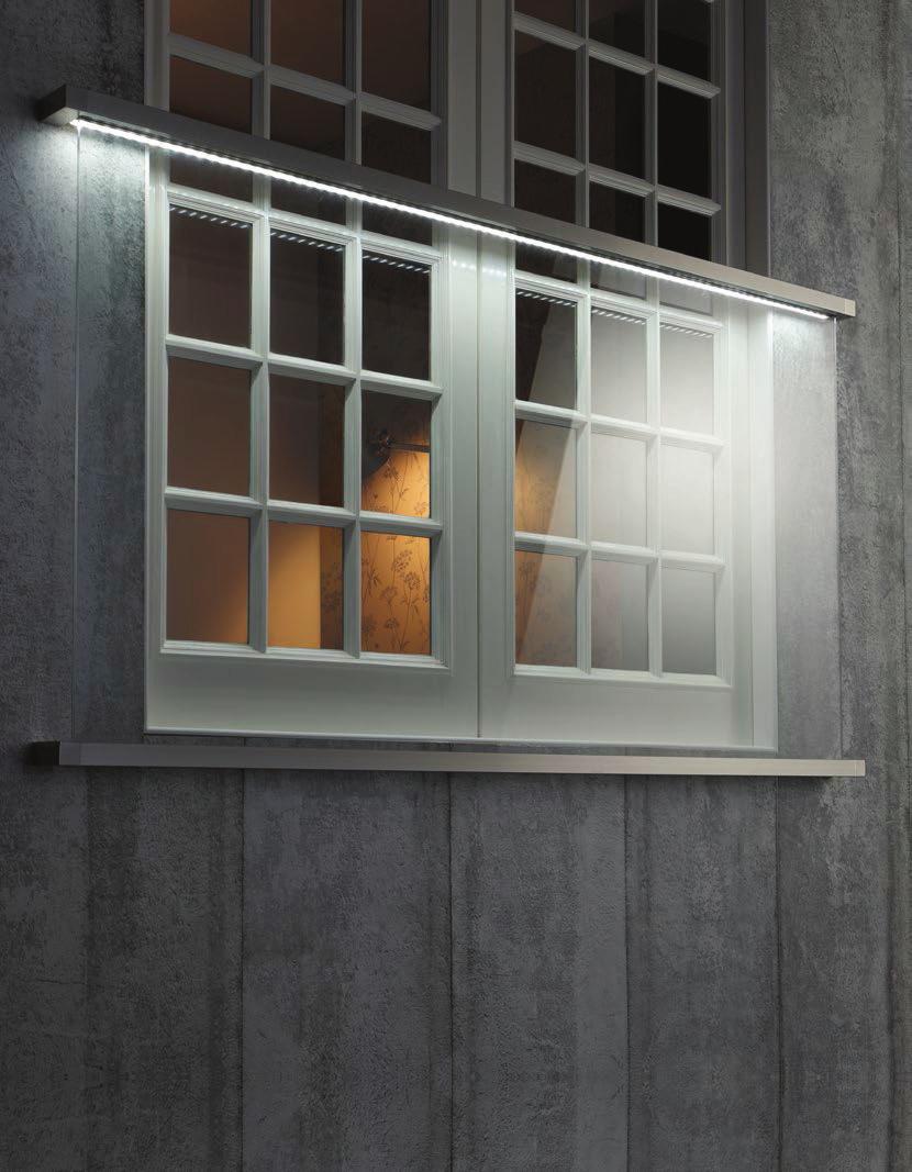 Juliet Balcony Oświetlony balkon Dodaj balkon francuski firmy Q-railing do swoich projektów i popraw zarówno wygląd, jak i bezpieczeństwo fasady z oknami.