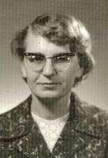 131 Zdjęcie 17 Rok 1975. Emilia Celina Kołtun. Urodziła się w 1930 roku w Horodle. W 1954 roku uzyskała wykształcenie wyższe zawodowe o specjalności historia na PWSP w Gdańsku.