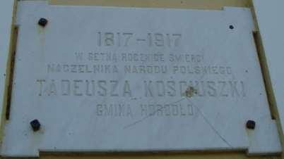 Tablica pamiątkowa na frontowej ścianie kościoła św. Jacka w Horodle (parafia r.l. Horodło; foto Henryk Kulik). 4.745. Kość Paweł, wójt gminy Siedliszcze Wójt gminy Siedliszcze (-czerwiec 1924-) 1294.