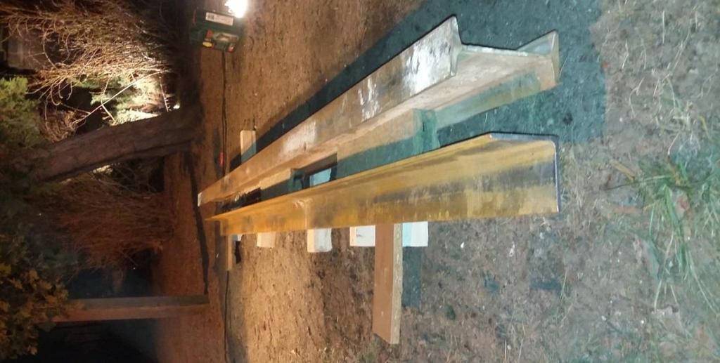 strefę z grzejnikiem odizolowanym termicznie od stopki szyny oraz strefę z grzejnikiem klasycznym ściśle przylegającym do stopki szyny.
