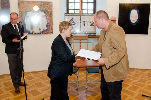 ŁUKASZ CYWICKI urodzony w 1975 w Przemyślu. Studia na Wydziale Malarstwa, Grafiki i Rzeźby w Akademii Sztuk Pięknych w Poznaniu.