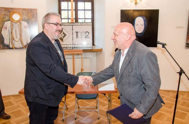 Od 2001 roku członek Stowarzyszenia Międzynarodowe Triennale Grafiki w Krakowie.