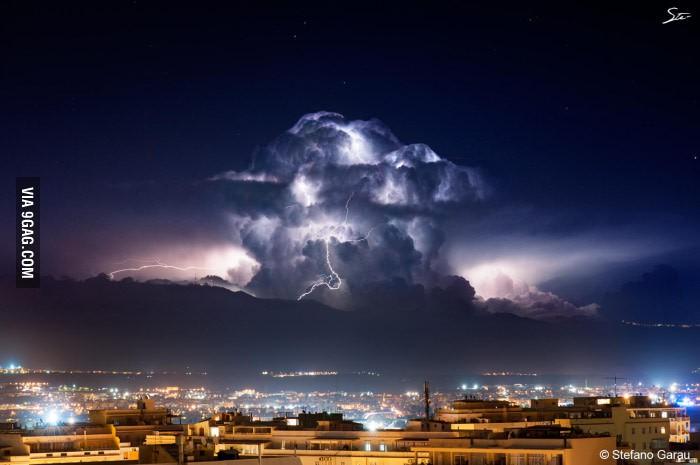 Cumulonimbus - rozbudowana chmura burzowa w wyniku konwekcji. Po lewej chmura burzowa widziana od dołu w Gdańsku.