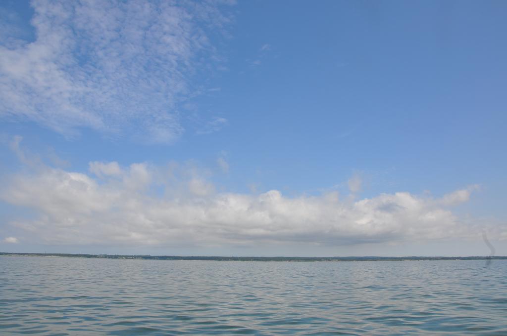 CHMURY Jeżeli do powietrza dodamy wspomnianą na początku wodę otrzymamy wilgotność powietrza. Jest to bardzo ważny czynnik wszystkich zjawisk meteorologicznych.