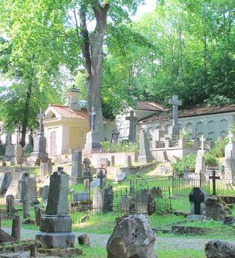 cmentarzu spoczywa wiele wybitnych osobistości, takich jak malarz Kanuty Rusiecki, artysta malarz Wytautas Kairiuksztis, profesor Leon Borowski. 16.