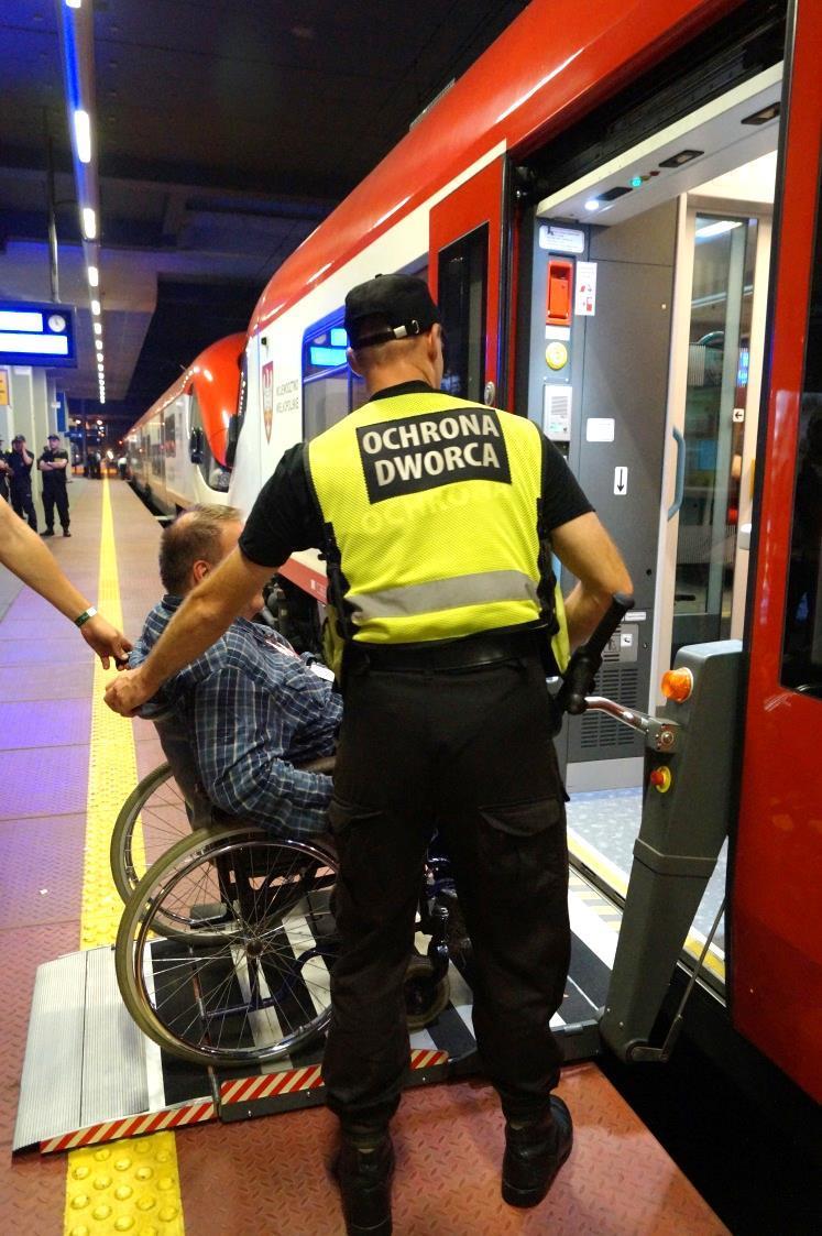 Pomoc osobom niepełnosprawnym zapewniana jest, jeżeli o potrzebie jej udzielenia Koleje Wielkopolskie zostały powiadomione przynajmniej z 48-godzinnym wyprzedzeniem.