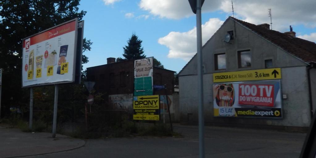 PRZYKŁADY NIEDOZWOLONYCH REKLAM Billboard na terenach zabudowy