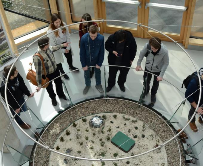 W holu Wydziału Fizyki pod kierunkiem studenta