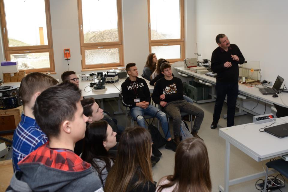 Internet rzeczy - prezentacja z aktywnym udziałem słuchaczy, gdzie bazując na Arduino pokazano kilka wybranych rozwiązań (np: arest, Node-Red, OPC) pozwalających sterować urządzeniami elektronicznymi