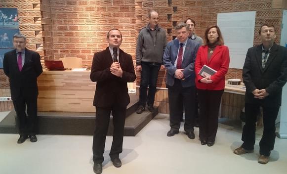 wyjaśnieniu bardzo tajemniczego zjawiska, za jakie uważano opalescencję krytyczną.