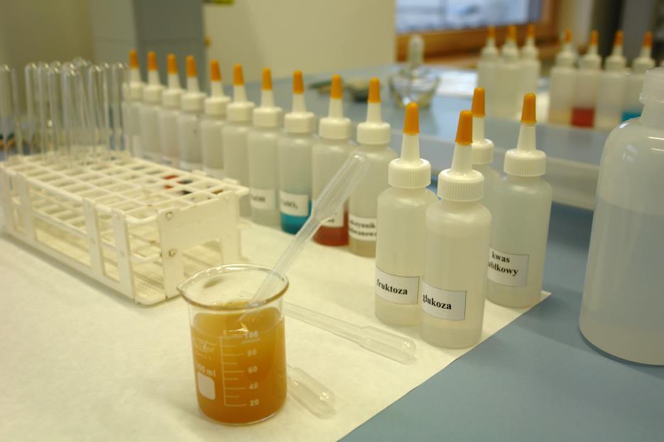 chemicznych znajdujących się w soku jabłkowym.