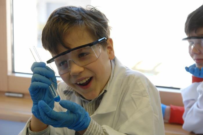 zainteresowanej chemią nie tylko jako dziedziną