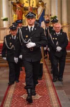 Druhowie i zaproszeni goú cie zebrali siź na uroczystym apelu przy lisewskiej remizie.