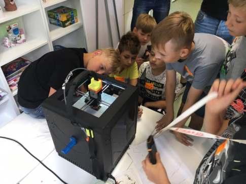 Strona 14 poznali możliwości, jakie daje nam druk 3 D, spróbowali swoich sił w pracy z programem graficznym Tinkedcad oraz mogli poobserwować działanie drukarki 3 D oraz obejrzeć przykładowe wydruki