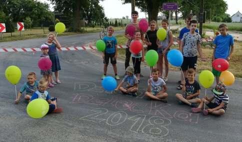 Strona 16 tradycyjny rzut kaloszem, studio tatuażu, kolorowe balony, malowanie kredami po asfalcie, wspólne harce po placu zabaw, mnóstwo słodyczy i ognisko z kiełbaskami.