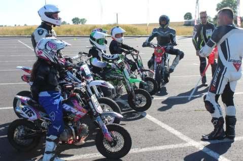 Spotkania poprowadzi wraz z Markiem Szkopkiem instruktor Speed Day-a, Tomasz Grabowski. Warto dodać, że poza treningiem uczestnicy mają możliwość bezpłatnego spróbowania jazdy na pit bike.