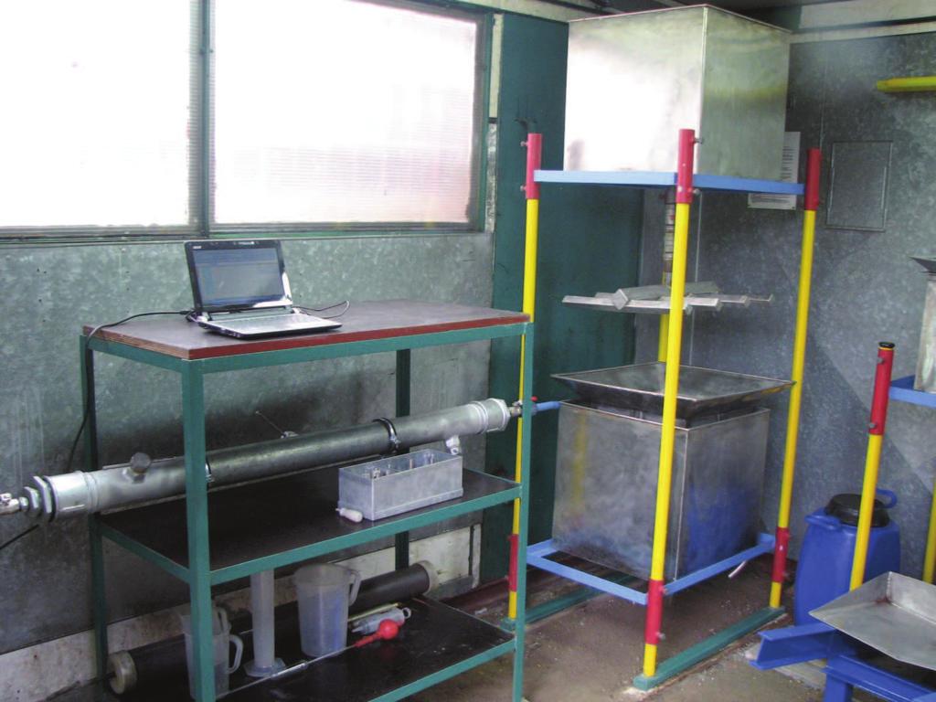 Fot. 4 Stanowiska badawcze(po lewej stronie): do monitorowania mikrośrodowiska w instalacjach wodociągowych (PE). Wynalazek opublikowany w: Biuletynie Urzędu Patentowego z dnia 10.09.2012 r.