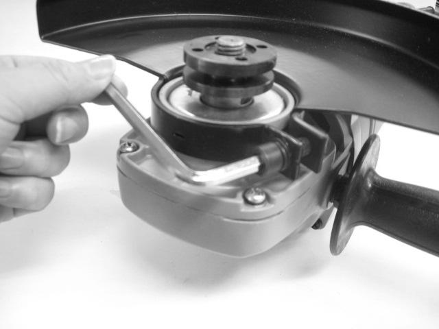 EN screwing it into the hole in the desired location. Tighten the handle firmly, but not too hard. The handle can be rotated to a comfortable working position.
