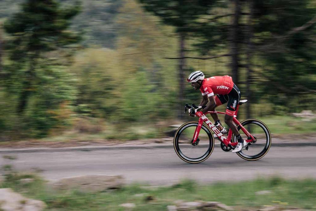 TESTY TREK SEGAFREDO W trakcie opracowywania nowego Madone skorzystaliśmy wielokrotnie z pomocy grupy Trek Segafredo, dzięki czemu rower ten zapewni sportowcom i klientom przewagę nad konkurencją, a