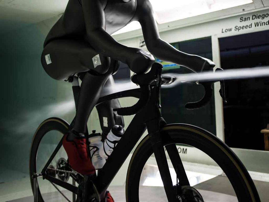 WSTĘP Stworzenie aerodynamicznego roweru wyścigowego wymaga uzyskania delikatnej równowagi różnych zmiennych. Modyfikacja jednej zmiennej skutkuje kompromisem w zakresie innej lub wielu zmiennych.