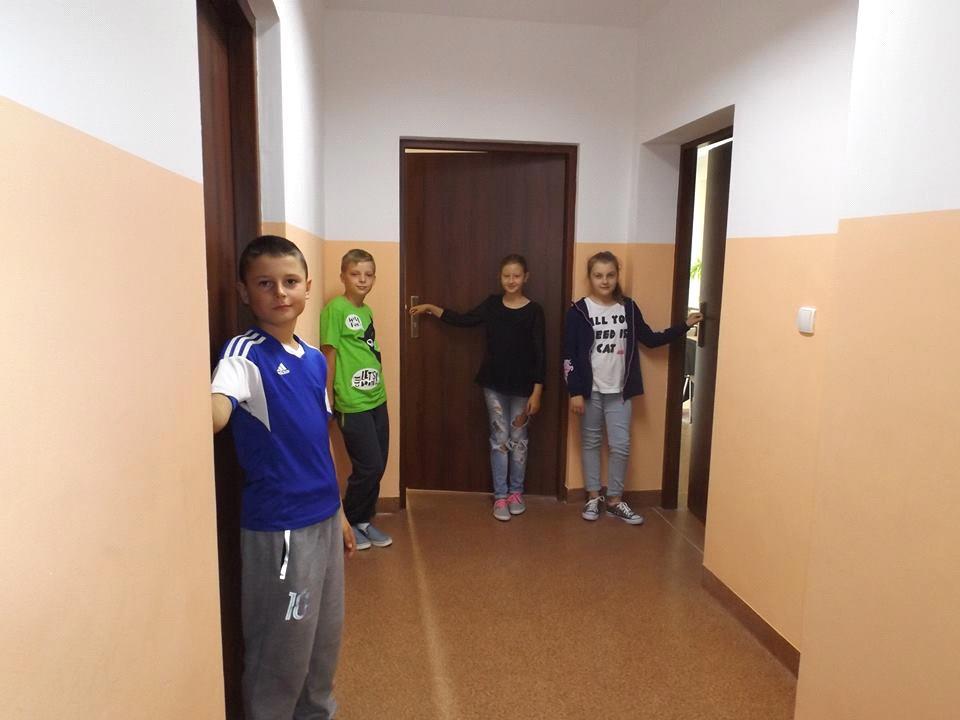Słówko str.2 NOWINKI Szkoła po wakacjach do pracy i odpoczynku. Sale lekcyjne są ciepłe, słoneczne, a każda z nich wyposażona jest w suchościeralne tablice na markery.