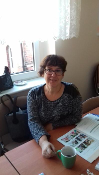 NOWE TWARZE Słówko str.3 Nowi nauczyciele wkraczają do akcji Pani Marzena Tworek mieszka w Ustce i pracuje jako nauczycielka 26 lat, obecnie w Zaleskich i Objeździe.