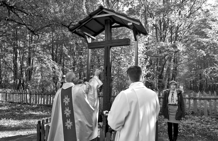 8 Zabłudów i Okolice Poświęcony krzyż Krzyż to symbol chrześcijaństwa. Stoi ich wiele na terenie gminy Zabłudów. Niektóre upadły i leżą w ostępach leśnych. Jeden z nich został podniesiony i odnowiony.