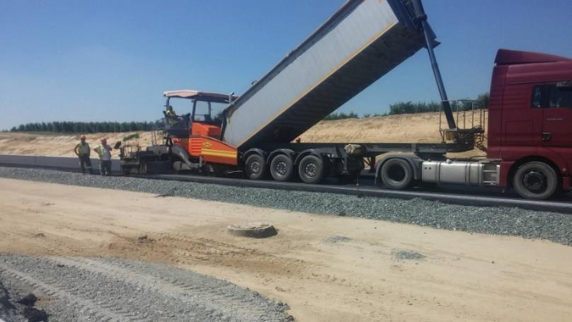 Pomimo upału, z uśmiechami na twarzach udaliśmy się na budowę, gdzie kierownik oprowadził nas po inwestycji.