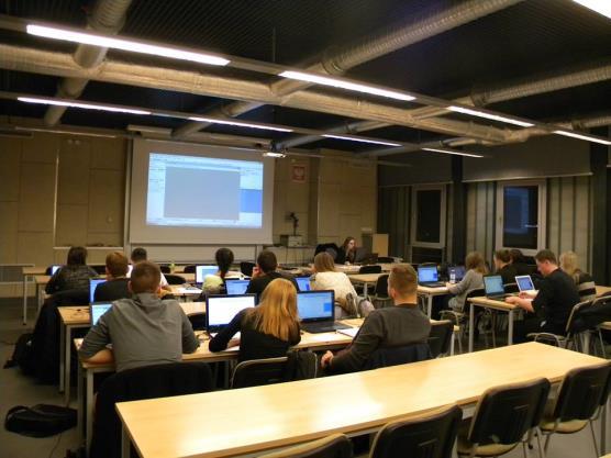 Dzięki niemu wszyscy mogliśmy poznać bardziej skomplikowane funkcje wykorzystywane w omawianym programie. Rys. 9: Wstęp do ankiety internetowej Rys. 10: Szkolenie z programu Microstation.