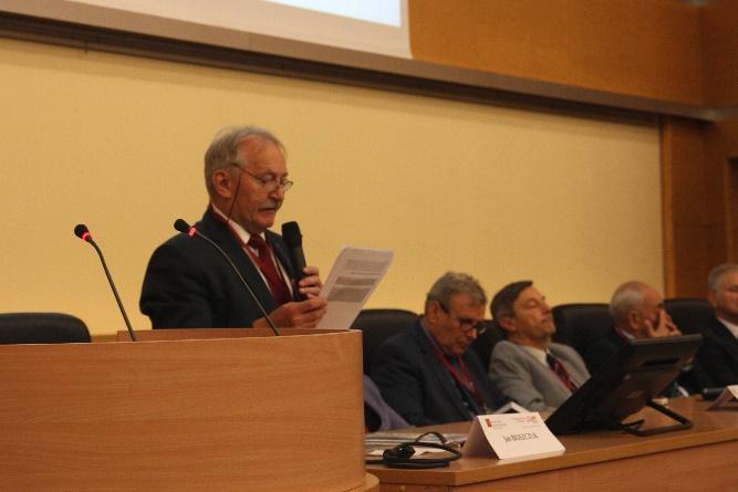 VII Międzynarodowa Konferencja ARCH 2016 W dniach 5-7 października 2016 roku na Politechnice Wrocławskiej zorganizowana została VIII Międzynarodowa Konferencja o Mostach Łukowych ARCH 2016 pod hasłem
