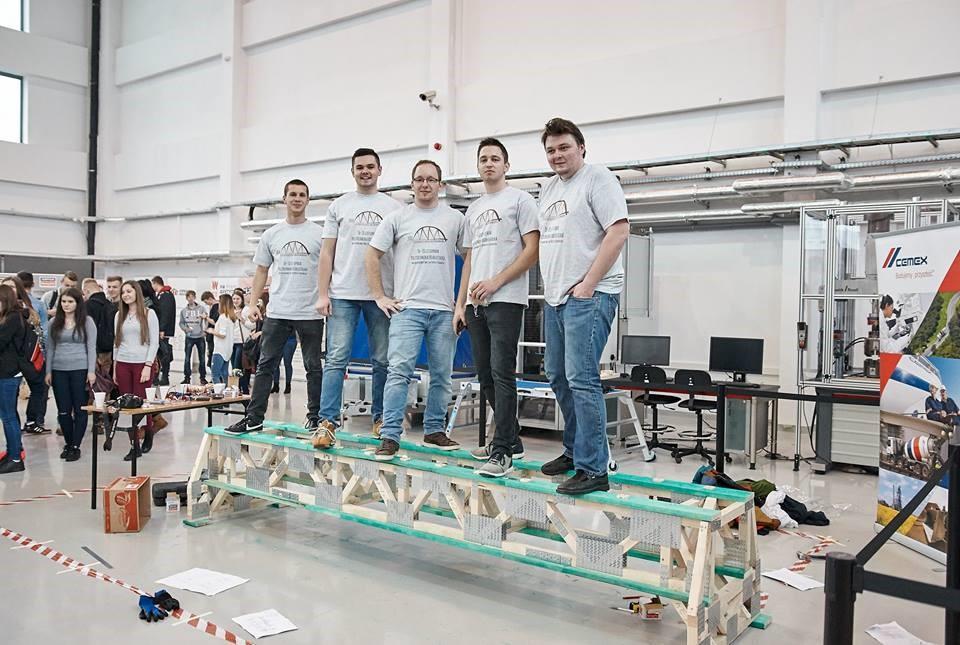 dużych sęków i pęknięć w rozciąganych pasach dolnych dźwigarów kratownicowych. Jest to dowód na to, że drewno jest materiałem o bardzo losowych parametrach mechanicznych.