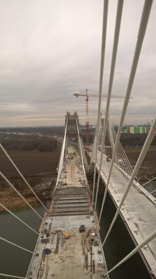 Podczas naszej wizyty mieliśmy okazje wspiąć się na 63-metrowy pylon w kształcie litery A oraz zapoznać się z technologią montażu want mostu.