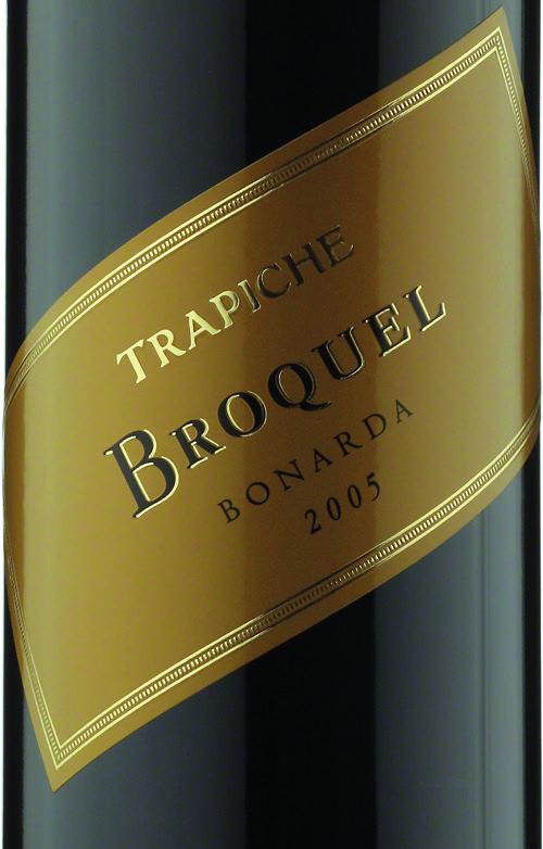 Na finiszu długie i miękkie. Idealne do czerwonych mięs, potraw z grilla i serów. Royal grape variety of Argentina, aged 15 months in barrels. The wine has a deep dark purple color.